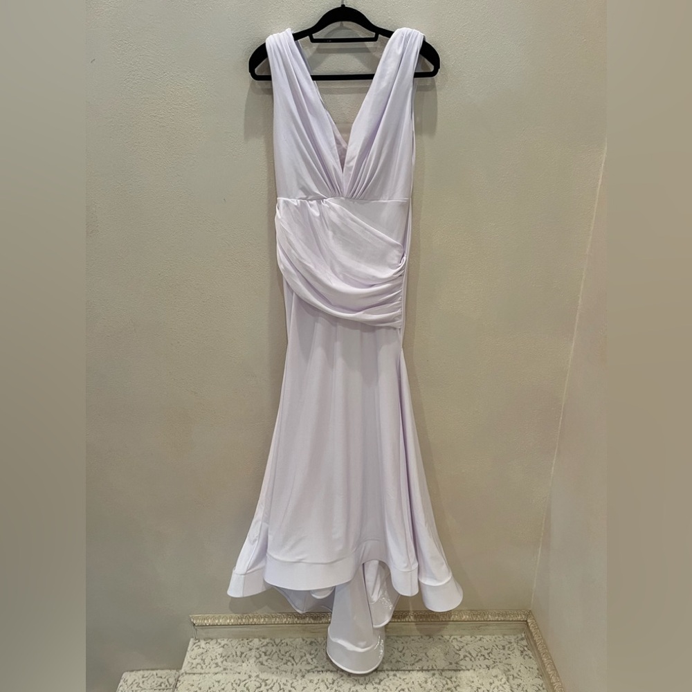 White mermaid style wedding dress size medium NWOT